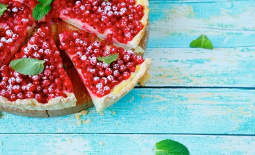 Rote Johannisbeertarte mit Puderzucker