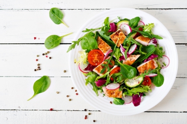 Gemischter Blattsalat mit Hähnchen und Radieschen