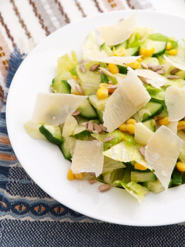 Gurkensalat mit Parmesanplätzchen