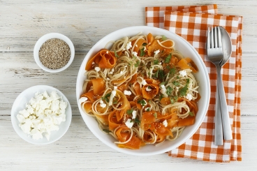 Möhren-Dinkel-Spaghetti mit Schafskäse und Sesam