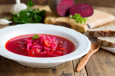 Rote-Bete-Suppe mit rohem Saibling