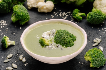 Feine Blumenkohl-Brokkolicreme-Suppe mit Kokosmilch
