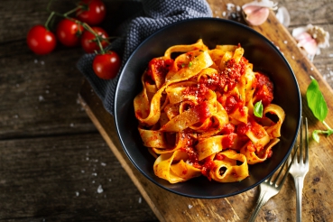 Tagliatelle mit geschmolzenen Kirschtomaten