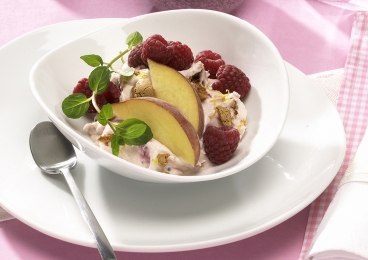 Amarettini-Creme mit Himbeeren und Pfirsich