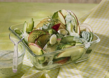 Apfel-Gurken-Salat mit Sauerrahm-Dressing