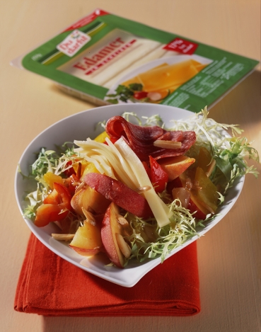 Aprikosen-Pfirsich-Salat mit Paprika, Edamer und Putensalami