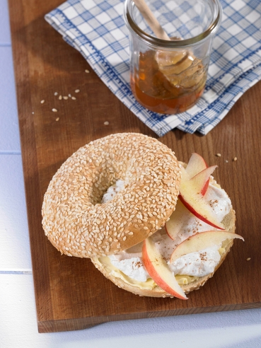 Bagel mit Apfel und Zimtquark