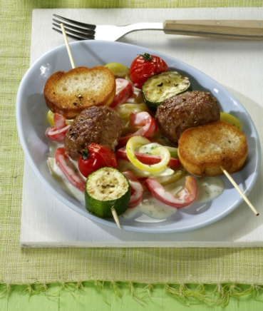 Buletten-Spieße auf Gemüseragout