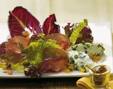 Blattsalat mit Pflaumen-Zimt-Sauce