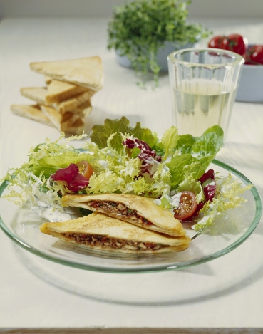 Blattsalate der Saison mit gebackenen Pilzbroten