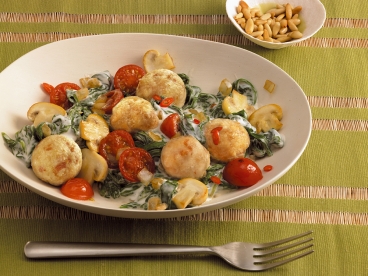Blattspinat mit Pilzen und Cocktailtomaten