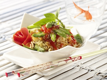 Bratnudeln und asiatischer Spargel