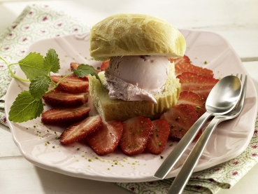 Brioche mit Erdbeereis