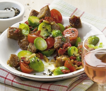 Brotsalat mit Rosenkohl und Pfeffer-Vinaigrette