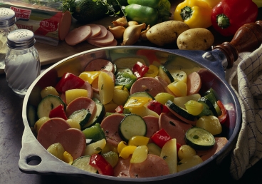 Bunte Gemüsepfanne mit Fleischwurst