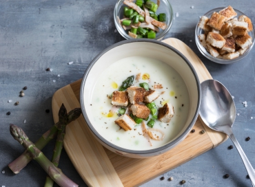 Bunte Spargelsuppe mit Hähnchenbrust