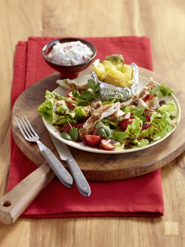 Bunter Grillsalat zu Ofenkartoffeln