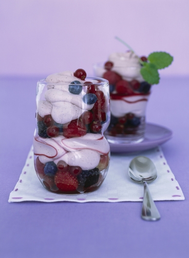 Campari-Creme mit Beeren
