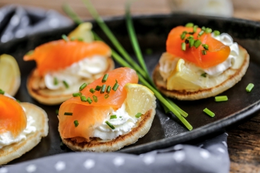Canapés mit Räucherlachs oder Frühlings-Quark
