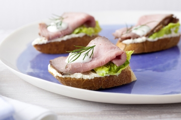 Canapés mit Roastbeef und Meerrettich