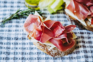 Canapés mit Schinken und Käse