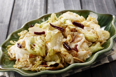 Chinakohlpfanne mit geräucherter Forelle