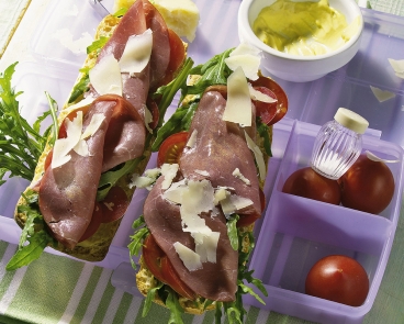 Ciabattabrötchen mit Tomaten und Schinken