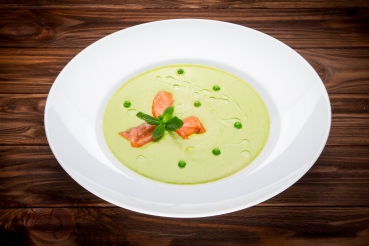 Cremige Erbsensuppe mit Lachsstreifen