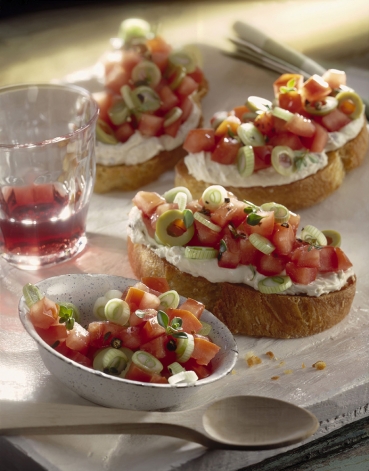 Crostini mit Tomaten und Oliven