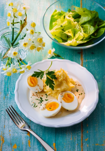 Eier mit Zucchini-Senf-Sauce