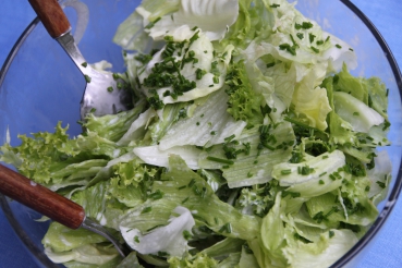 Eisbergsalat mit Eier-Kerbel-Dressing