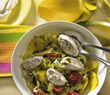 Eisbergsalat mit Mangospalten