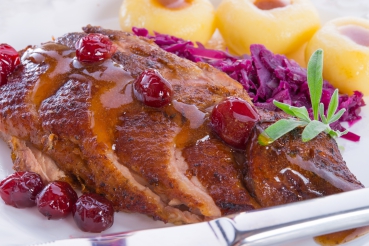 Entenbrust mit Trauben-Cassis-Sauce zu Knödeln mit karamellisierten Walnüssen