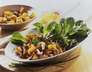 Feldsalat mit Bratkartoffeln und Pilzen