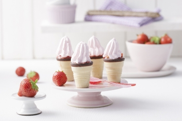 Erdbeeren in der Eiswaffel mit Cremefine-Häubchen