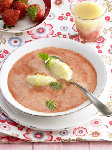 Erdbeerkaltschale mit Cremefine-Knödel