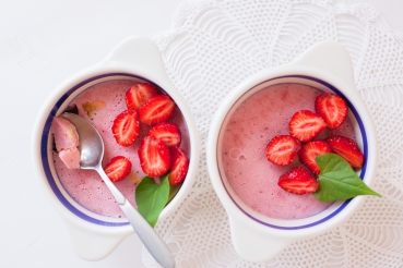 Erdbeer-Schokoladenmousse mit Basilikumzucker
