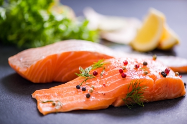 Geräucherter Lachs mit Mango, Limette und rosa Pfeffer