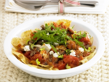 Farfalle Bolognese mit Rucola und Schafskäse