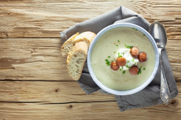 Feine Erbsensuppe mit Wiener Würstchen