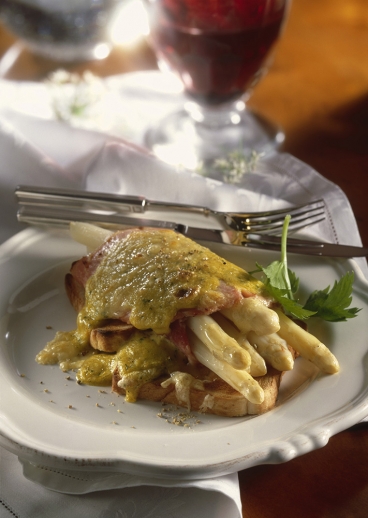 Feiner Spargel-Toast