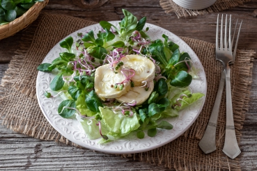 Feldsalat mit gebackenem Ziegenfrischkäse