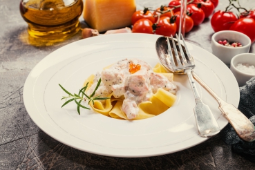 Fettuccini mit Seeteufel und Kräuter Rahm Sauce