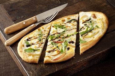 Flammkuchen mit Apfel, Ziegenkäse und Balsamico