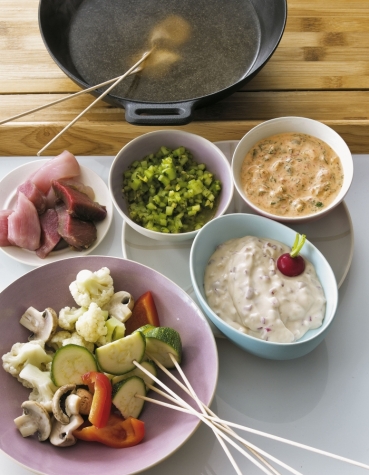 Fleisch-Gemüse-Fondue mit drei Dips
