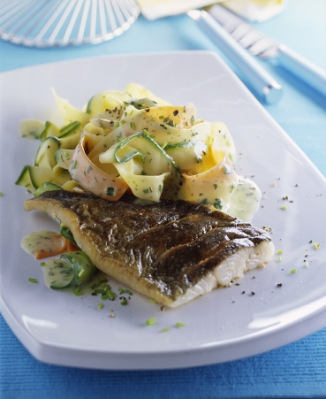 Forelle mit Zucchini-Möhren-Nudeln