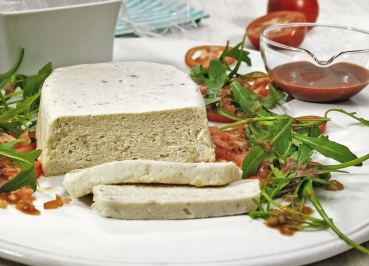 Forellenterrine auf Rucola und Tomaten