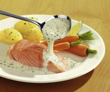 Frischkäse-Kräuter-Sauce zu Lachsfilet und Möhren