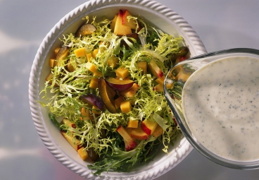 Friséesalat mit Obst und Cheddar-Käse