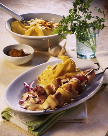 Fruchtige Hähnchenspieße mit Curry-Püree